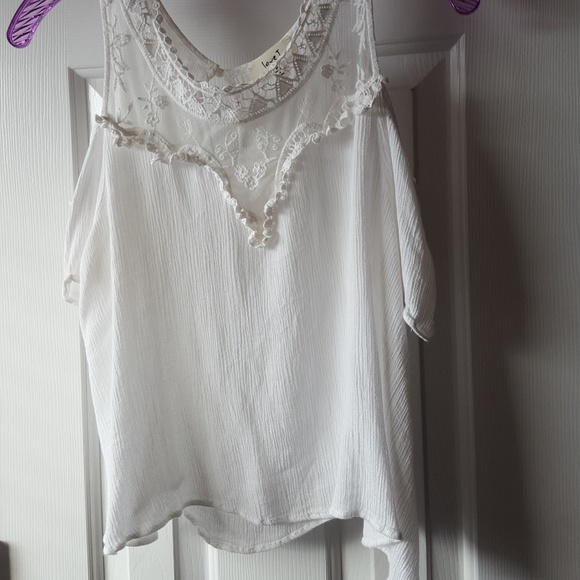 DONATED Flowey Cold Shoulder White Top - Picture 2 of 4